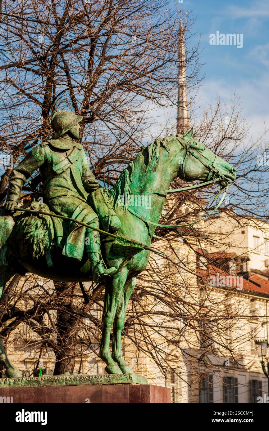 Torino, Italia. Il monumento in bronzo ai cavalieri italiani nella prima guerra mondiale nella centrale piazza castello. Foto Stock