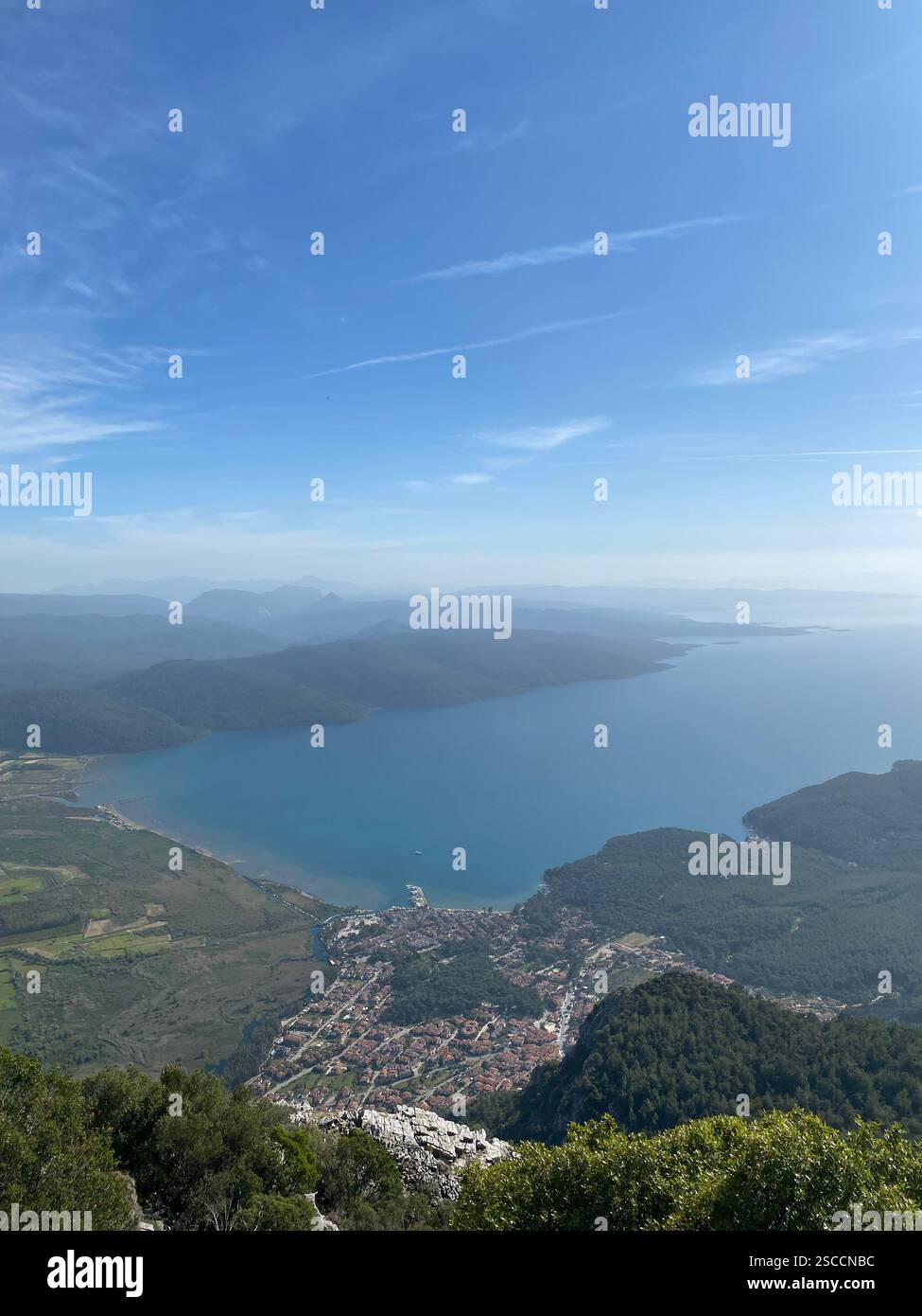 Una splendida vista panoramica del mare, delle montagne e della piccola città di Akyaka - Immagine stock catturata con smartphone