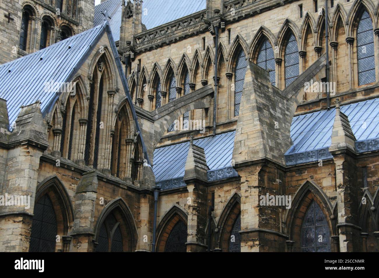 Molte finestre ad arco dell'architettura gotica della Cattedrale di Lincoln in Inghilterra. Foto Stock