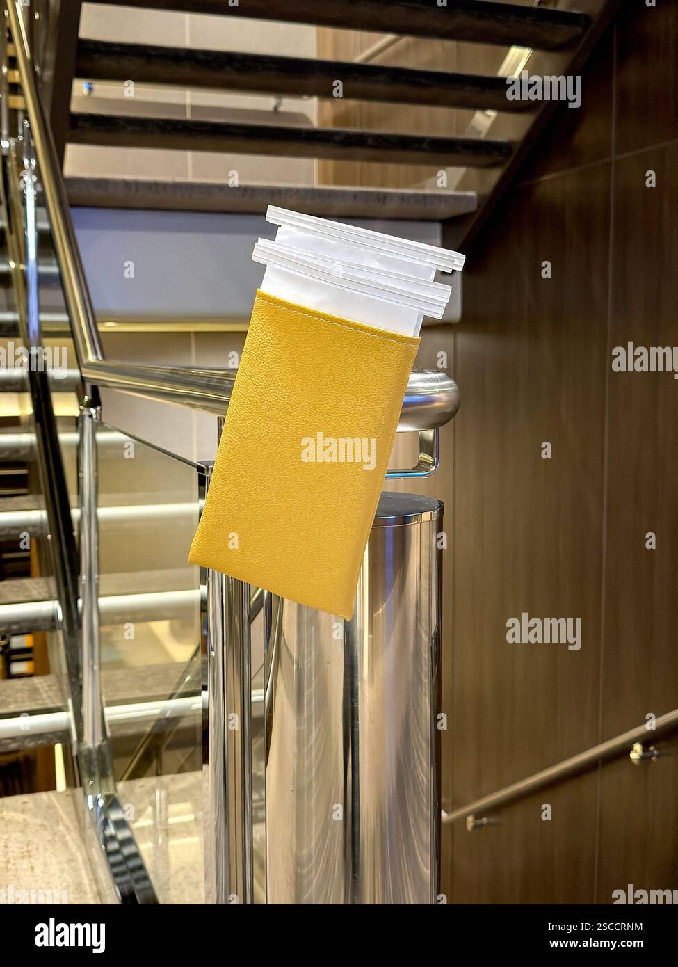 Borse per malati in un container fissato a una scala per l'uso da parte dei passeggeri su una nave da crociera - Immagine stock catturata con smartphone