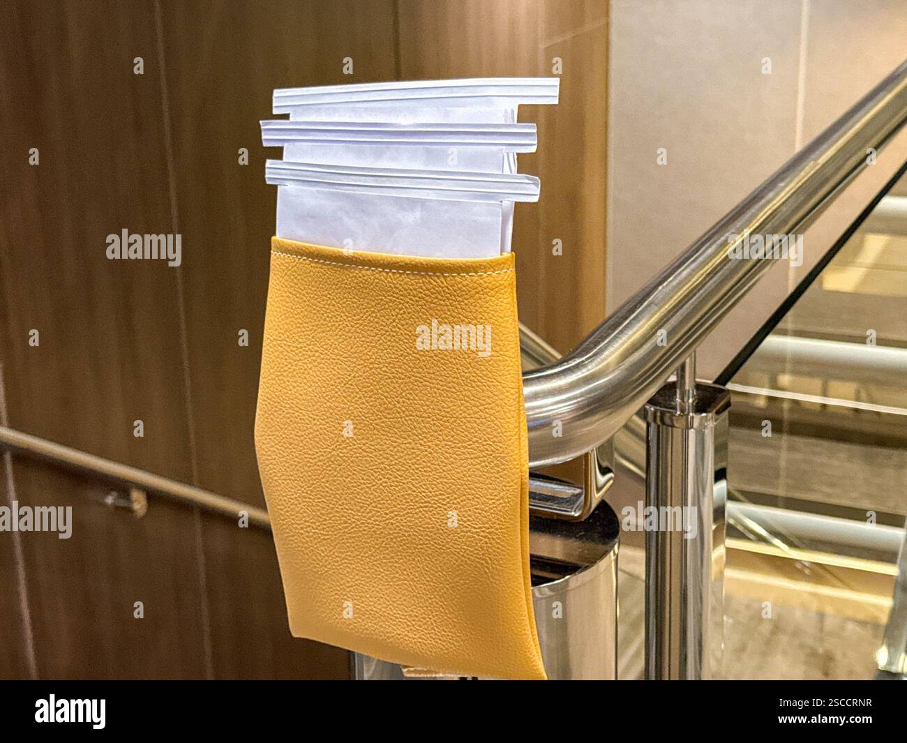 Borse per malati in un container fissato a una scala per l'uso da parte dei passeggeri su una nave da crociera - Immagine stock catturata con smartphone