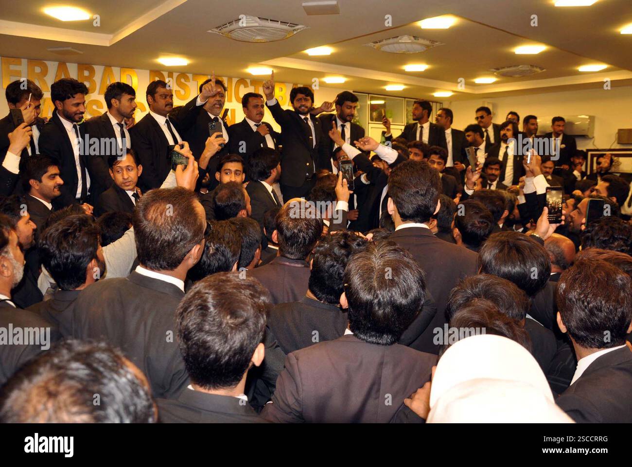 Gli avvocati stanno protestando contro l'alta ostilità della polizia, presso l'alta Corte di Hyderabad giovedì 6 febbraio 2025. Foto Stock