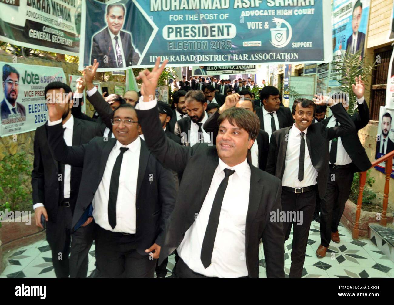 Gli avvocati stanno protestando contro l'alta ostilità della polizia, presso l'alta Corte di Hyderabad giovedì 6 febbraio 2025. Foto Stock