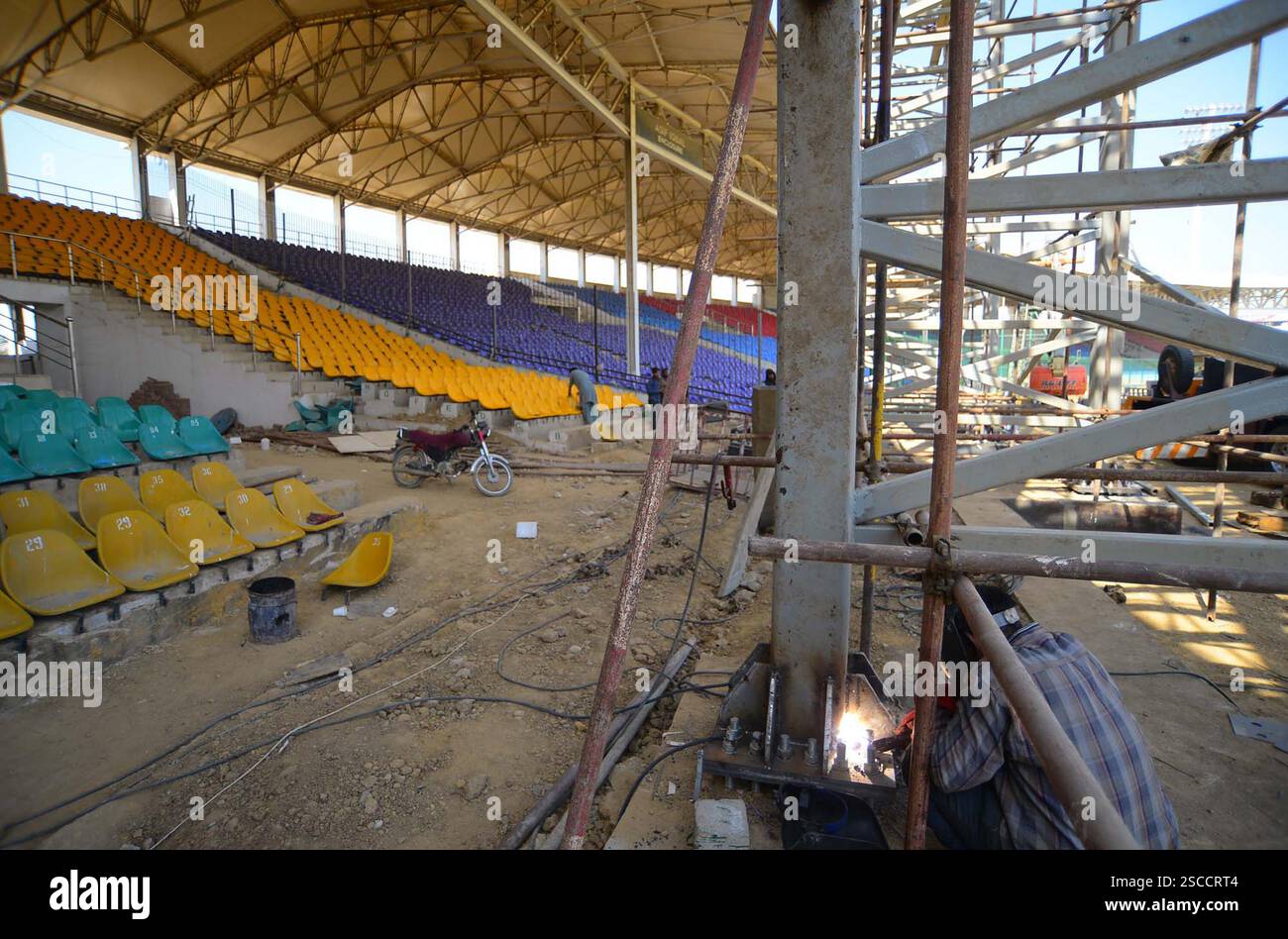 I lavori di costruzione e ristrutturazione per l'aggiornamento dello stadio National Bank Cricket sono in corso rapidamente, a Karachi giovedì 6 febbraio 2025. Foto Stock