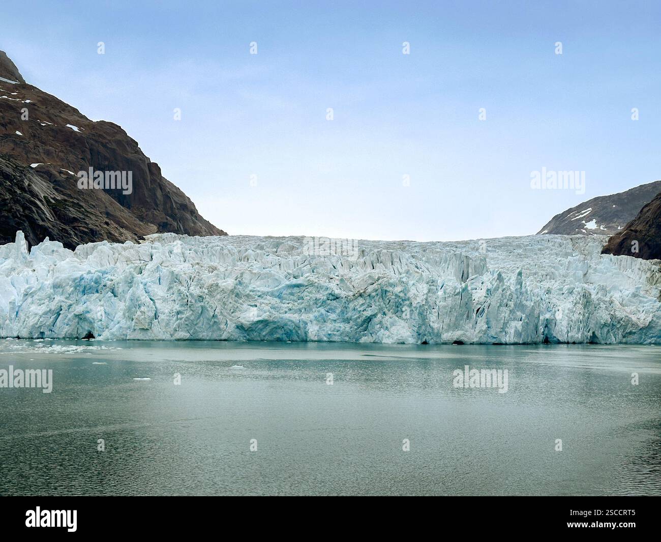 Il grande ghiacciaio incontra le acque di un fiordo nella Baia di Prince Christian in Groenlandia - Immagine stock catturata con smartphone