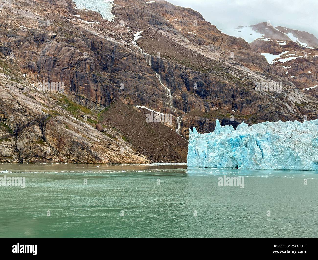 Il grande ghiacciaio incontra le acque di un fiordo nella Baia di Prince Christian in Groenlandia - Immagine stock catturata con smartphone