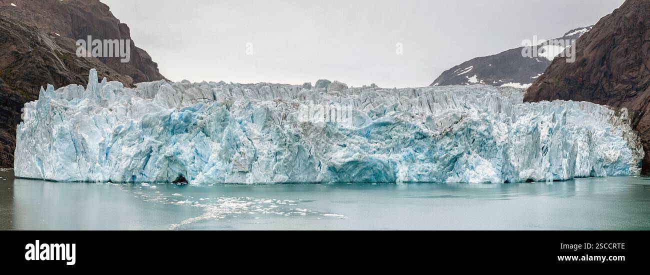 Il grande ghiacciaio incontra le acque di un fiordo nella Baia di Prince Christian in Groenlandia - Immagine stock catturata con smartphone