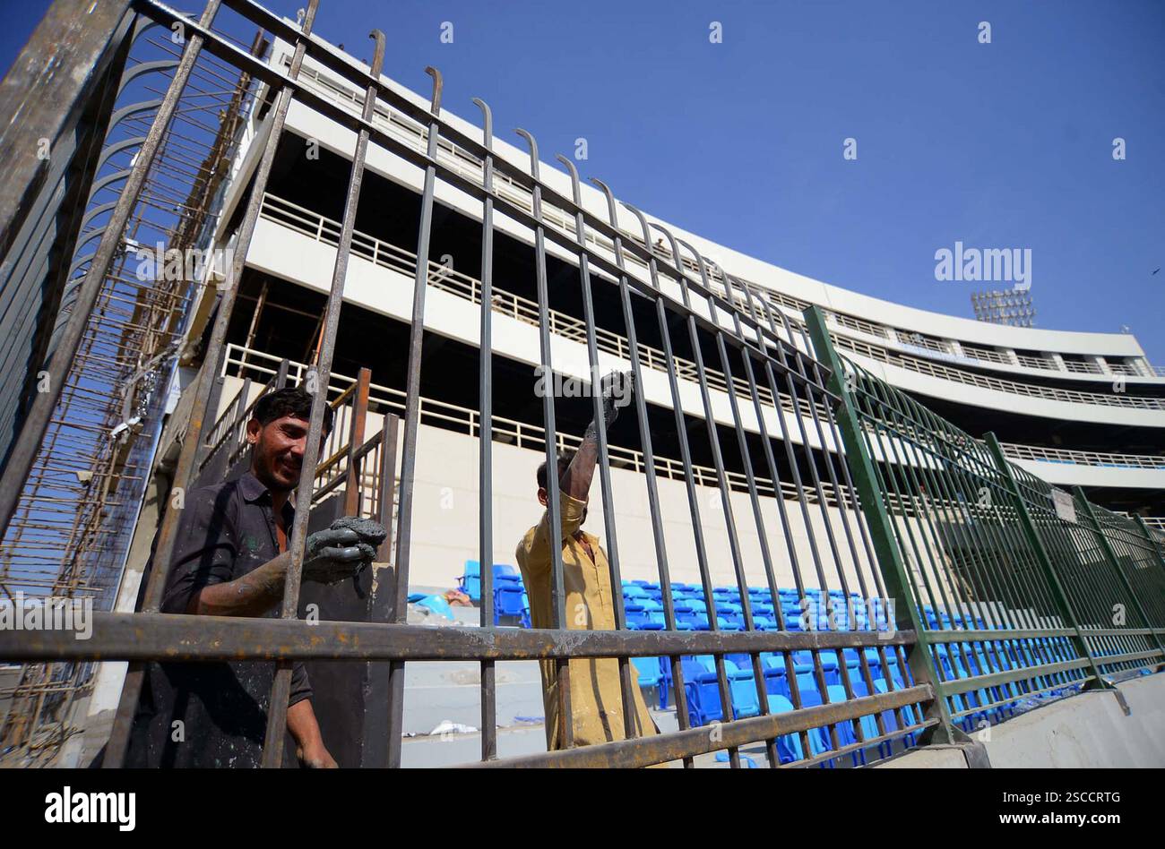 I lavori di costruzione e ristrutturazione per l'aggiornamento dello stadio National Bank Cricket sono in corso rapidamente, a Karachi giovedì 6 febbraio 2025. Foto Stock
