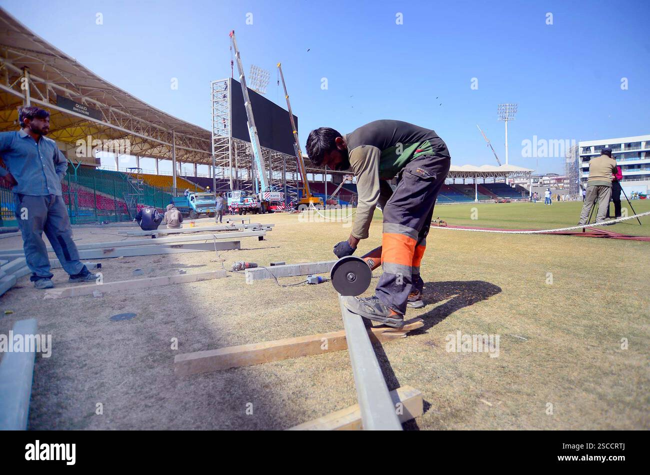 I lavori di costruzione e ristrutturazione per l'aggiornamento dello stadio National Bank Cricket sono in corso rapidamente, a Karachi giovedì 6 febbraio 2025. Foto Stock