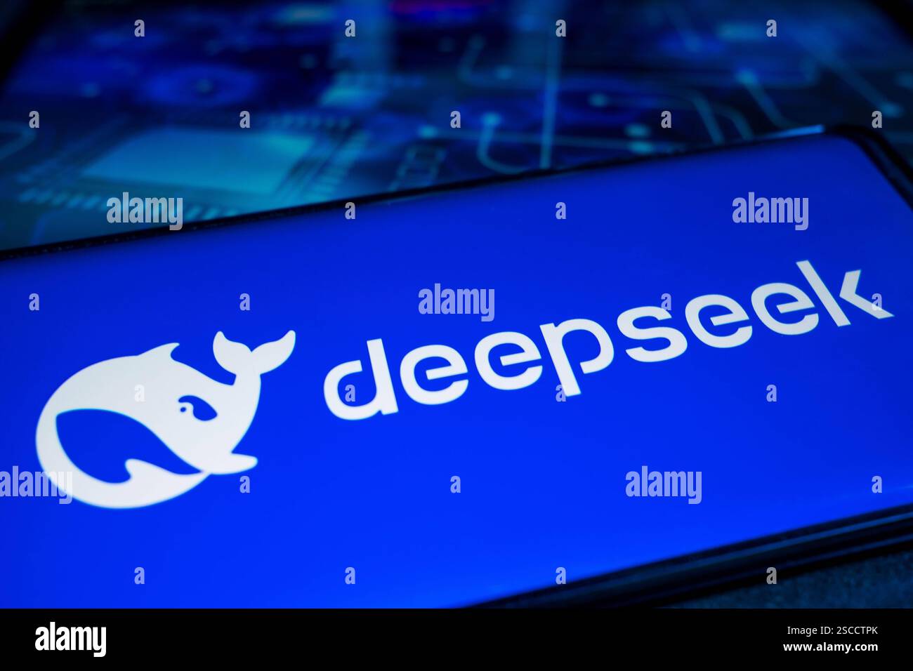 Symbolfoto Deepseek DEU/Deutschland/Illustration, 06.02.2025, Deepseek, Symbolfoto, Das Logo der chinesischen KI-App DeepSeek ist symbolisch auf einem Smartphonedisplay angezeigt. Deepseek ist eine Kuenstliche Intelligenz, Die in Konkurrenz zu etablierten KI-software ChatGBT steht. *** Foto simbolo Deepseek DEU Germania illustrazione, 06 02 2025, deepseek, foto simbolo, il logo dell'app ai cinese DeepSeek è simbolicamente mostrato su un display di smartphone Deepseek è un'intelligenza artificiale che compete con il software IA ChatGBT AF IMG 2025 53545 Foto Stock