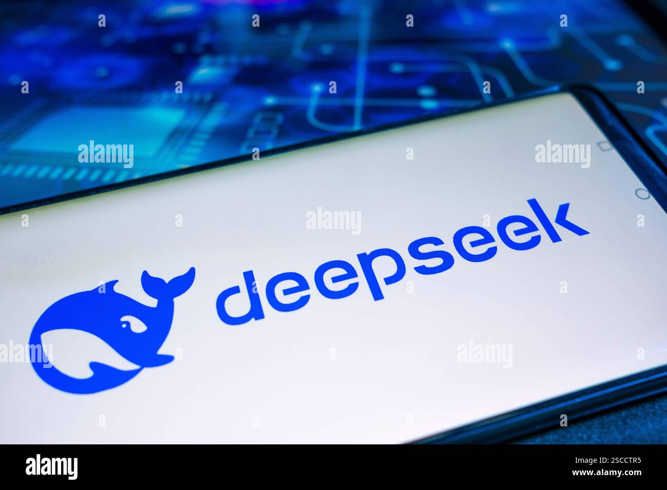 Symbolfoto Deepseek DEU/Deutschland/Illustration, 06.02.2025, Deepseek, Symbolfoto, Das Logo der chinesischen KI-App DeepSeek ist symbolisch auf einem Smartphonedisplay angezeigt. Deepseek ist eine Kuenstliche Intelligenz, Die in Konkurrenz zu etablierten KI-software ChatGBT steht. *** Foto simbolo Deepseek DEU Germania illustrazione, 06 02 2025, deepseek, foto simbolo, il logo dell'app ai cinese DeepSeek è simbolicamente mostrato su un display di smartphone Deepseek è un'intelligenza artificiale che compete con il software IA ChatGBT AF IMG 2025 53540 Foto Stock
