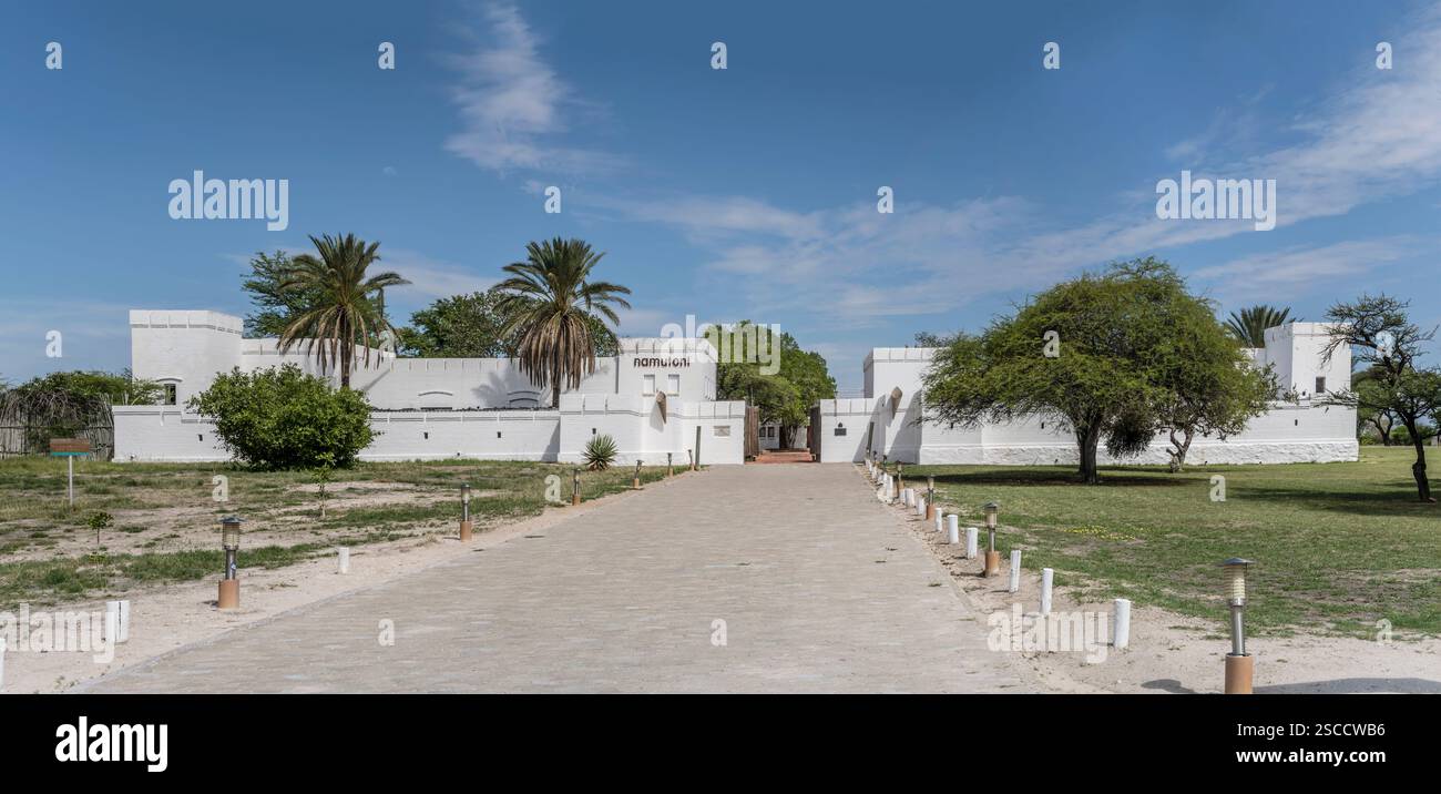 Paesaggio urbano con il lato sud-est dello storico forte tedesco, girato in tarda primavera a Namutoni, Etosha, Namibia, Africa Foto Stock