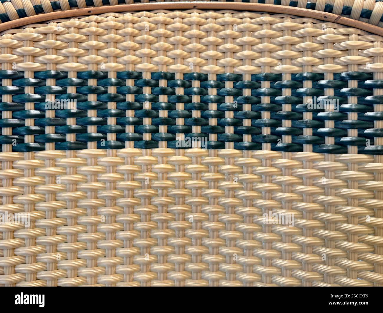 Primo piano di opere d'arte di tessitura sintetica in rattan o vimini in vari motivi e colori. Sfondo in rattan intrecciato a mano senza cuciture. Foto Stock