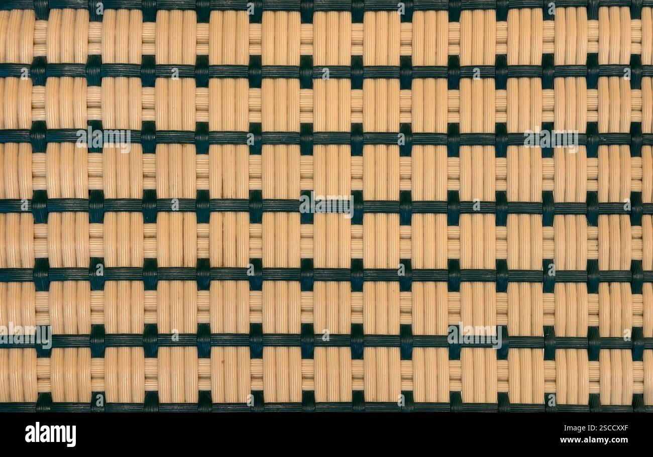 Primo piano di opere d'arte di tessitura sintetica in rattan o vimini in vari motivi e colori. Sfondo in rattan intrecciato a mano senza cuciture. Foto Stock
