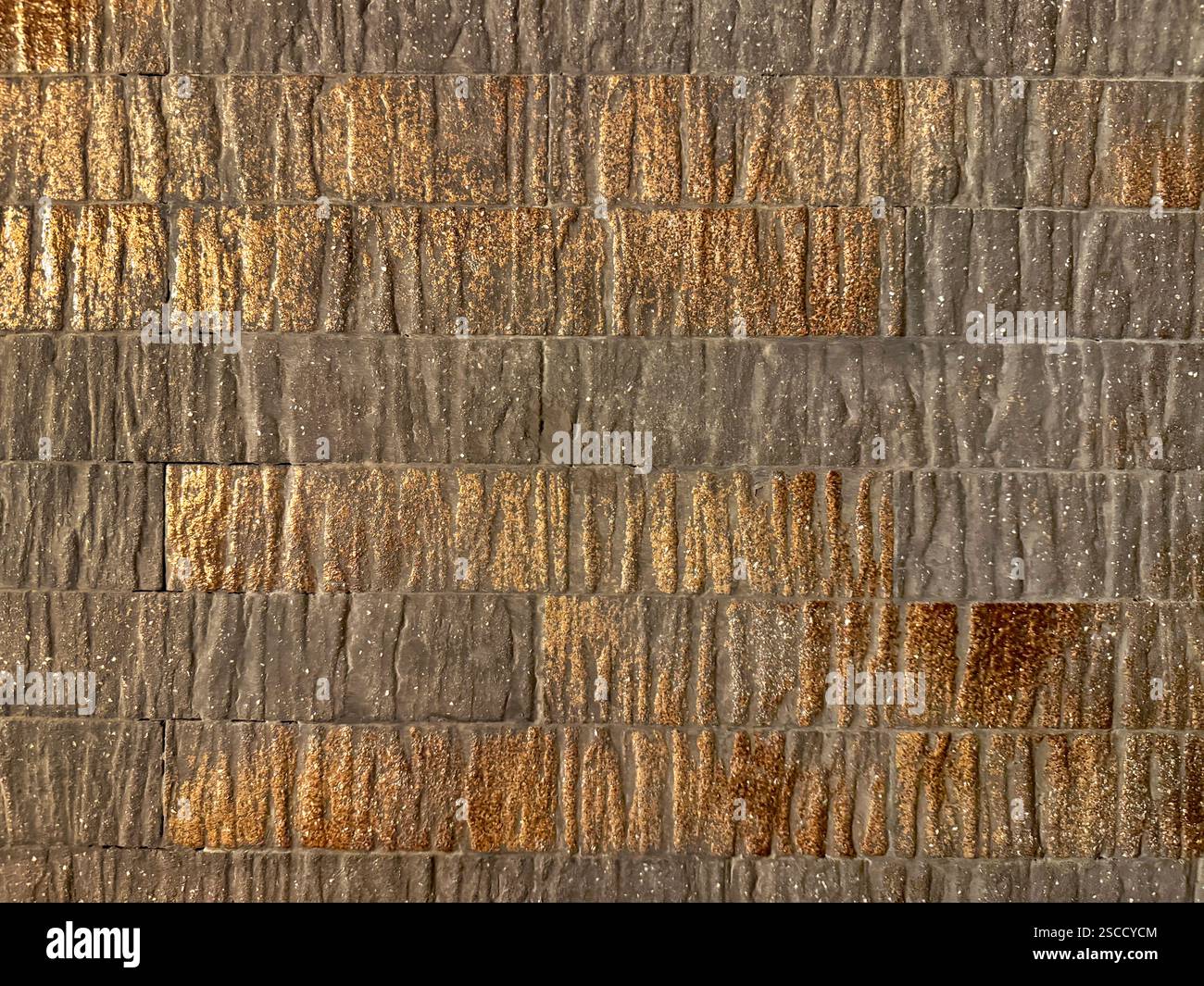 Esclusivi tessuti rustici in tonalità marrone bronzo, texture opaca smaltata con dettagli olografici metallizzati oro. Marrone dorato industriale senza cuciture Foto Stock