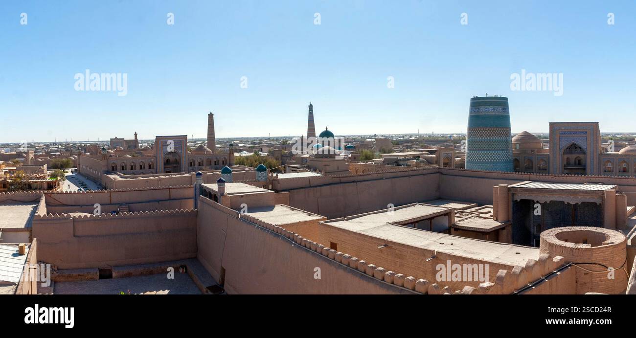 Vista panoramica degli edifici tradizionali e del cielo blu, Khiva e Uzbekistan. Foto Stock
