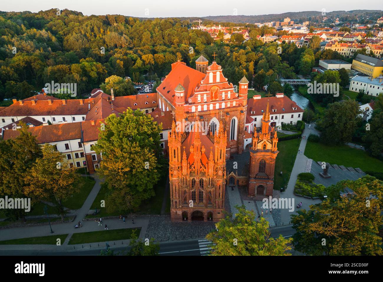 Vista aerea della chiesa di Sant'Anna e del monastero Bernardino nella città vecchia di Vilnius, Lituania Foto Stock