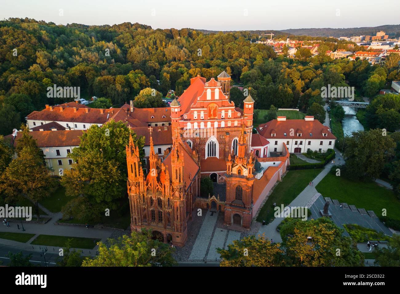 Vista aerea della chiesa di Sant'Anna e del monastero Bernardino nella città vecchia di Vilnius, Lituania Foto Stock
