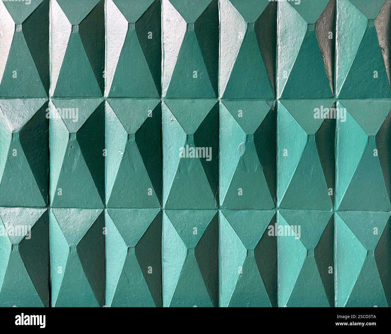Piastrelle 3D piramidali e triangolari intagliate in 3D con finitura verde tosca. Piastrelle a piramide 3D per finiture dei pannelli a parete, texture di sfondo senza cuciture Foto Stock Piastrelle 3D piramidali e triangolari intagliate in 3D con finitura verde tosca. Piastrelle a piramide 3D per finiture dei pannelli a parete, texture di sfondo senza cuciture Foto Stock