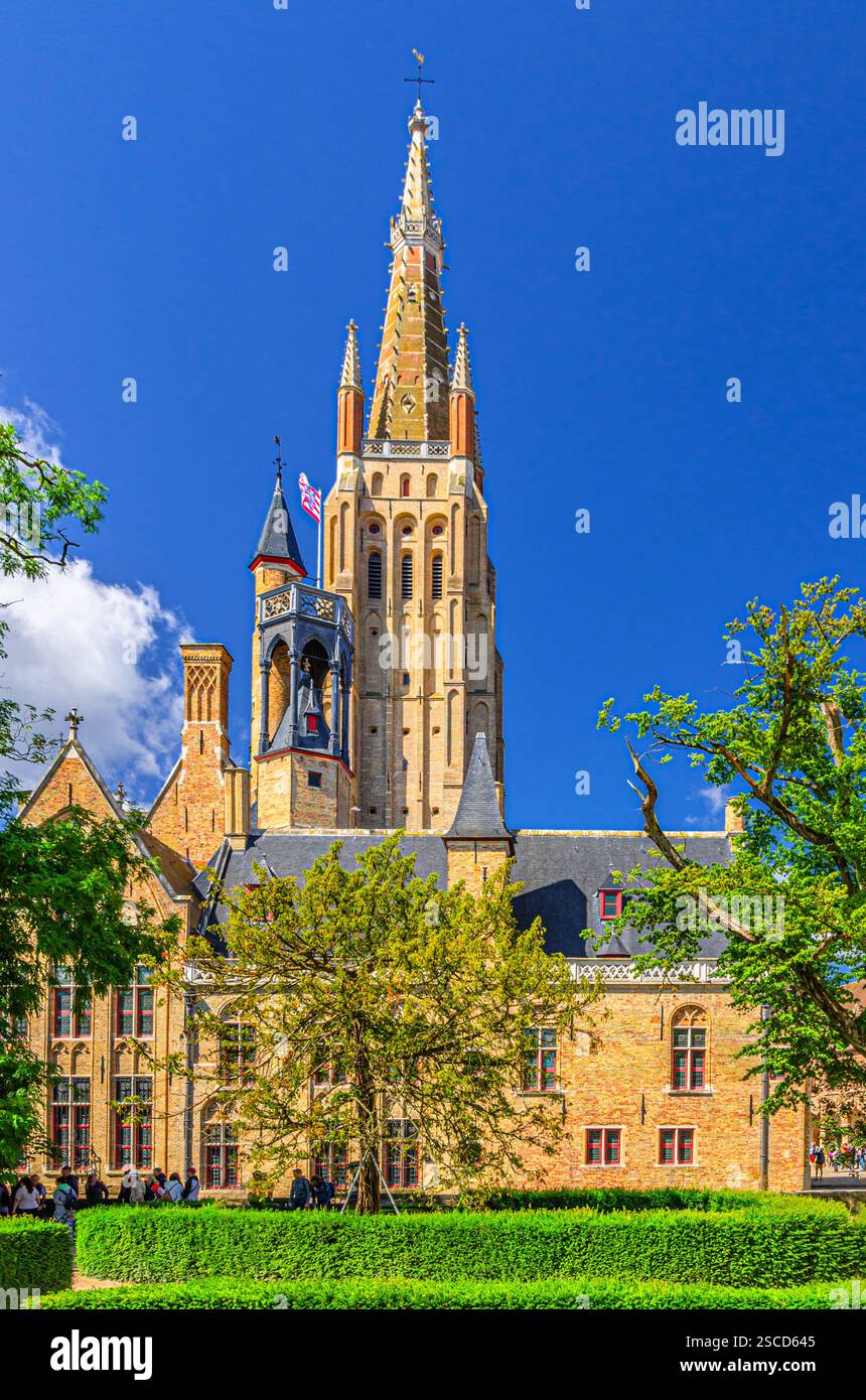 Chiesa cattolica romana di nostra Signora edificio in stile gotico con torre in mattoni, centro storico di Bruges Foto Stock