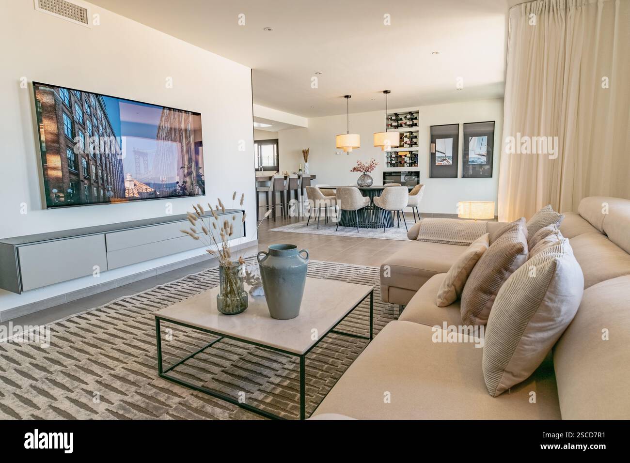 un'immagine di una lussuosa area soggiorno e sala da pranzo in un complesso immobiliare di appartamenti mediterranei Foto Stock