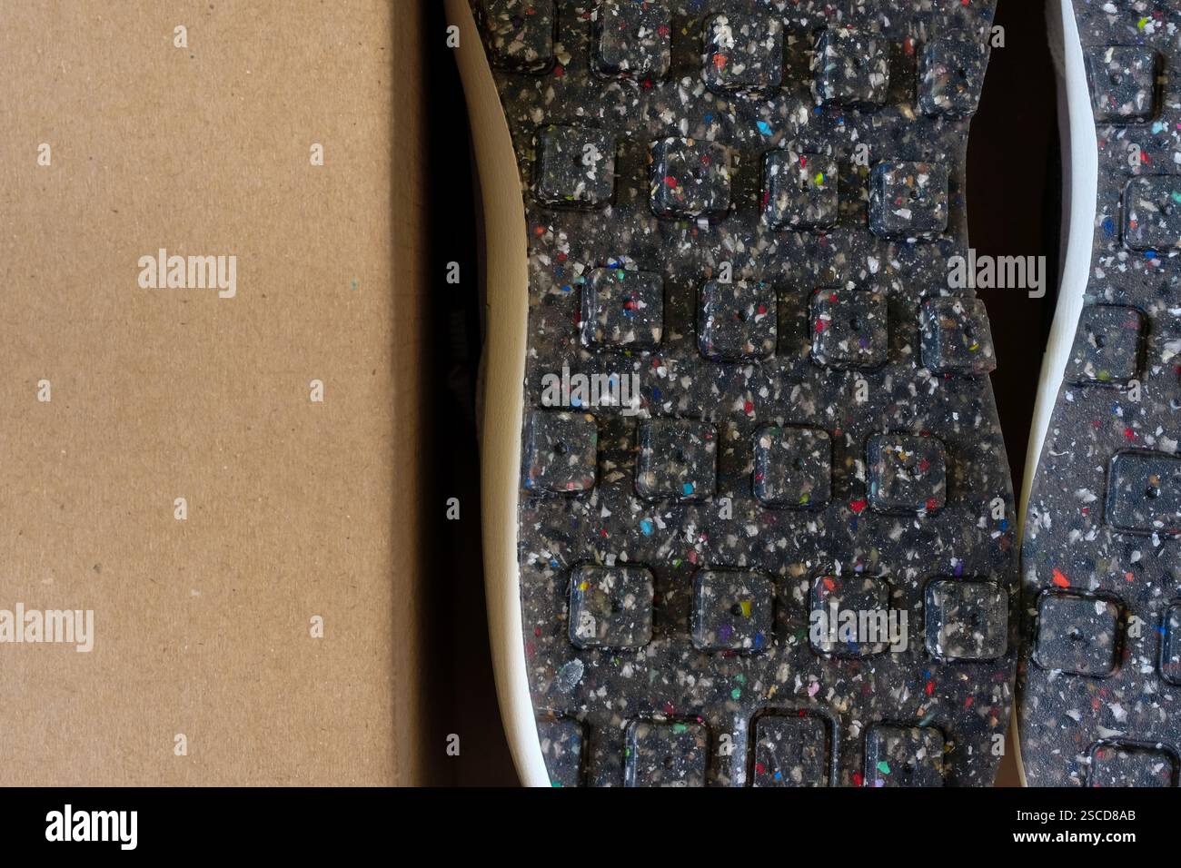 Le suole delle scarpe includono prodotti di contenuto riciclato. Impronta di carbonio. Scarpe vegane. Scatola biodegradabile. Copia spazio. Foto Stock
