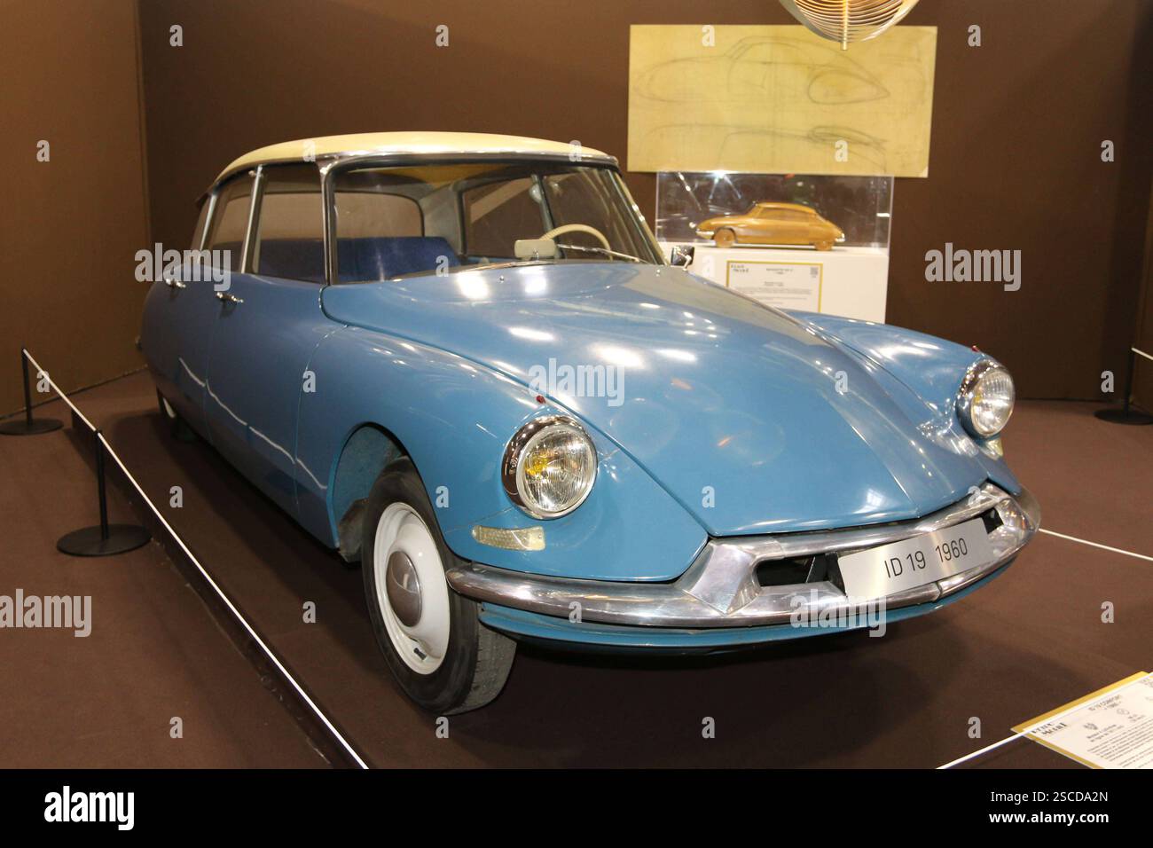 Citroen ID 19 Farbe: Pazifikblau, Baujahr 1960, Sonderschau 70 Jahre Citroen DS, 49. Salon Retromobile 05. - 09.02.2025, Oldtimer / Oldtimermesse / klassische Autos / Autoausstellung, Messe PARIS Expo - Parc des Expositions - porte de Versailles, Paris Frankreich, *** Citroen ID 19 color Pacific Blue, anno di costruzione 1960 , esposizione speciale 70 anni Citroen DS, 49 Salon Retromobile 05 09 02 2025 , esposizione di auto classiche esposizione di automobili classiche, fiera PARIS Expo Parc des Expositions porte de Versailles, PARIGI Francia , Parigi Foto Stock
