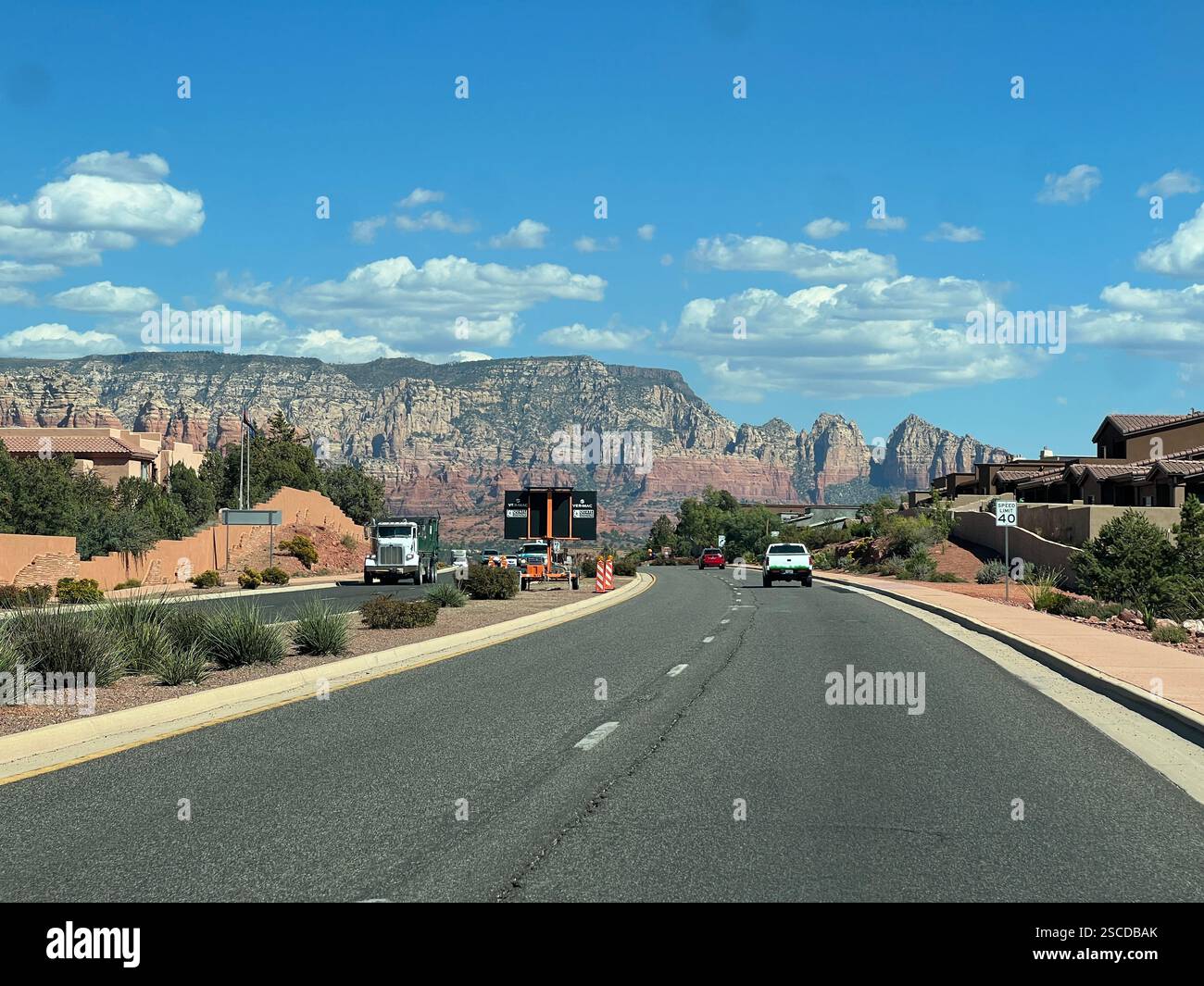 Open Road con formazioni di Red Rock a Sedona, Arizona Foto Stock
