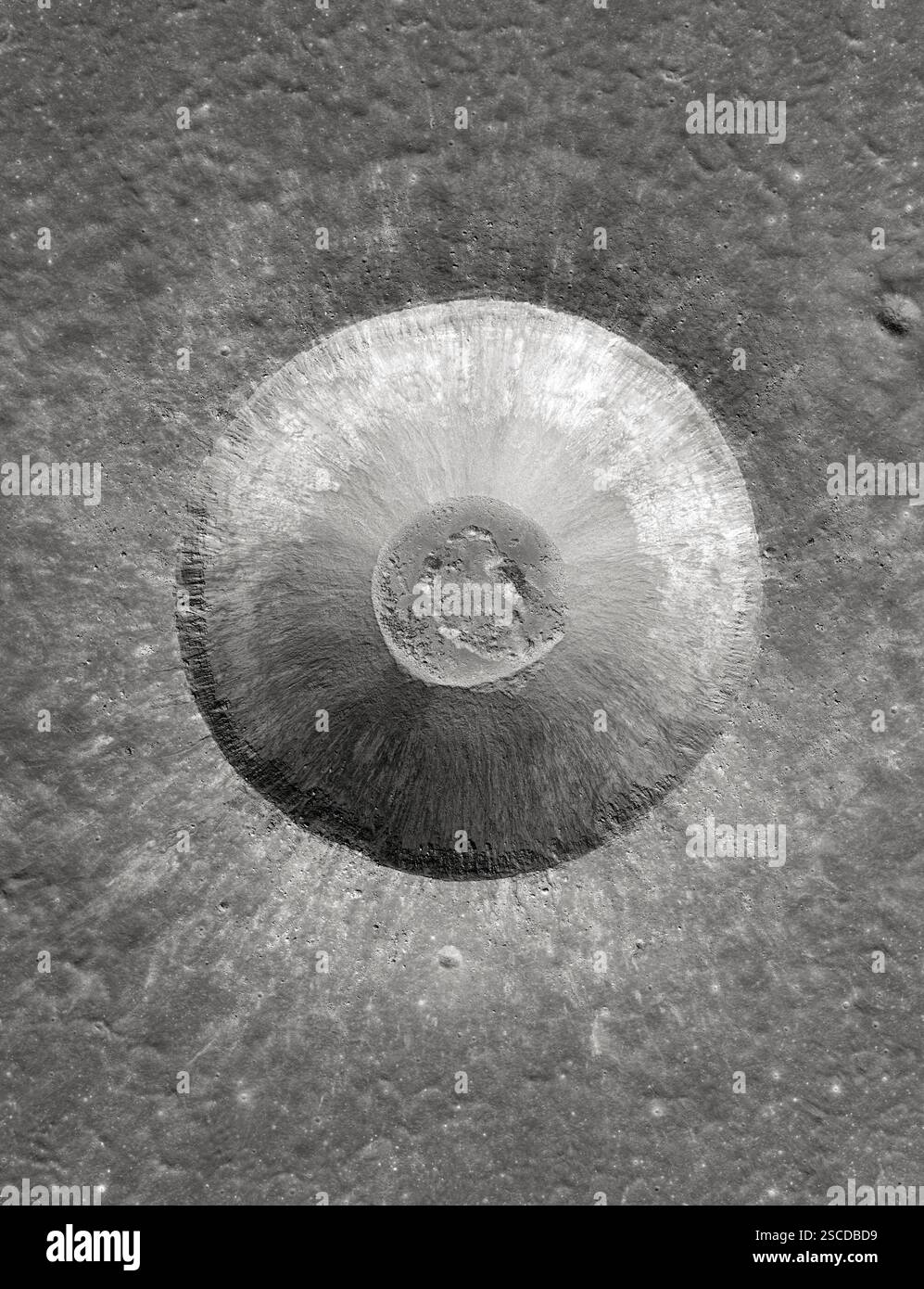 Cratere lunare 'Lichtenberg B' che mostra un giovane cratere ben conservato del diametro di 5 km nell'Oceanus Procellarum, a nord-ovest dell'altopiano di Aristarchus. L'immagine rivela affioramenti rocciosi da antichi flussi lavici e un deposito di eiezione altamente riflettente. Fotografia del Lunar Reconnaissance Orbiter della NASA scattata il 16 agosto 2014. Foto Stock
