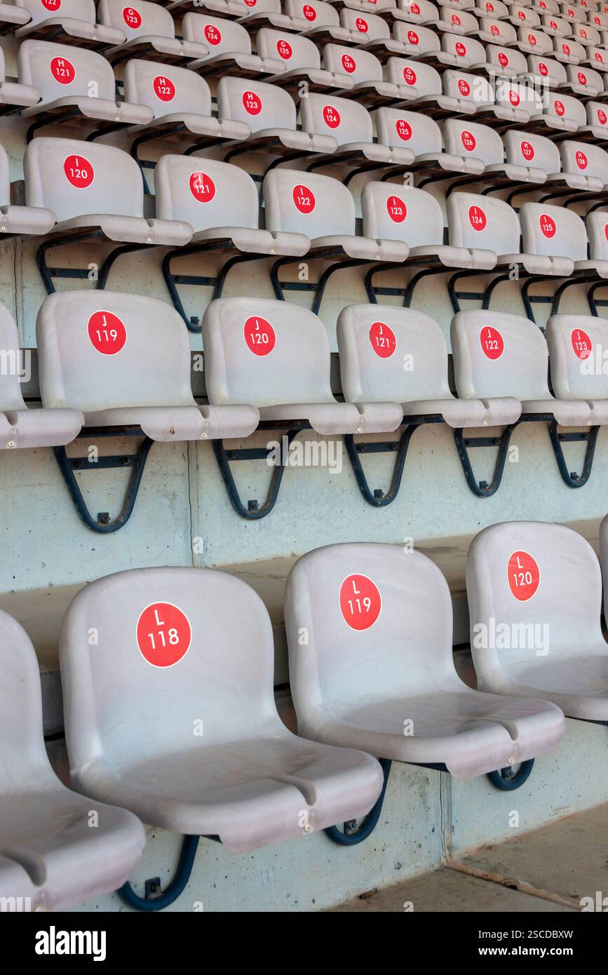 file di posti in tribuna di plastica per lo stadio, vuote Foto Stock