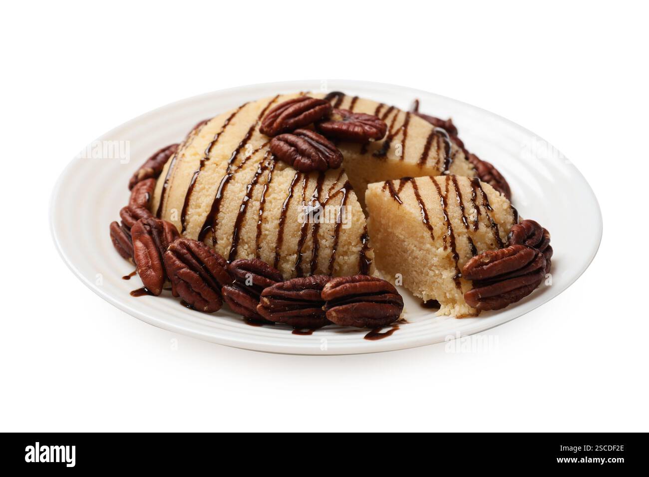 Deliziosa halva di semola dolce con noci pecan isolate su bianco Foto Stock