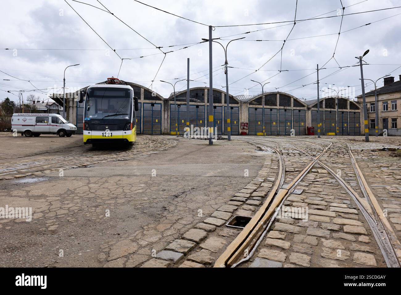 Leopoli, Ucraina – 24.03.2024: Moderno tram a 5 sezioni tipo Electron T5L64 di fronte al deposito tram n. 1 Foto Stock