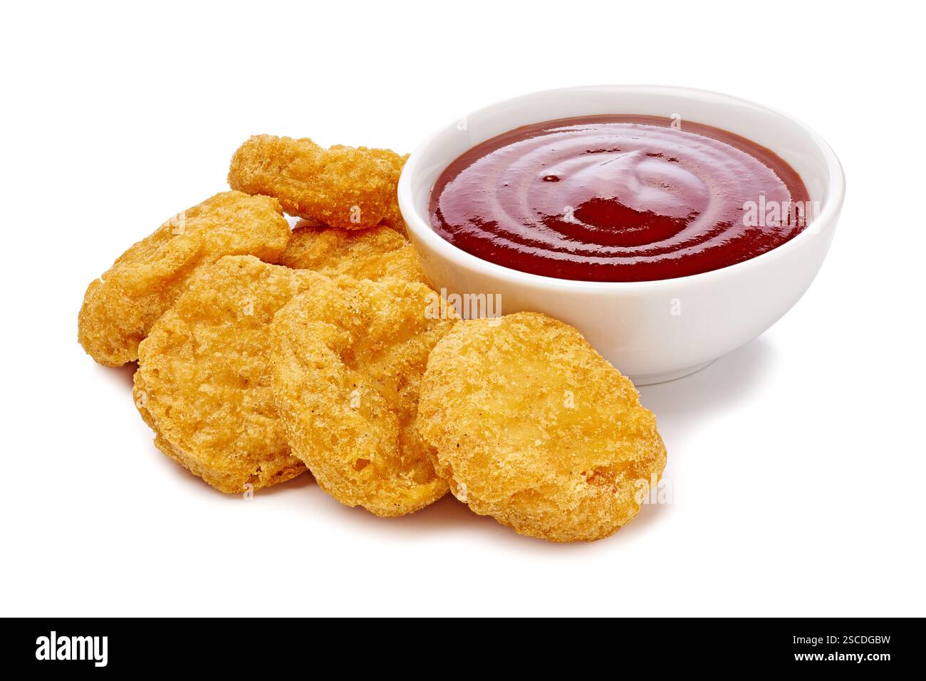 Gustosi pepite di pollo con una ciotola di ketchup o salsa barbecue isolata su sfondo bianco Foto Stock