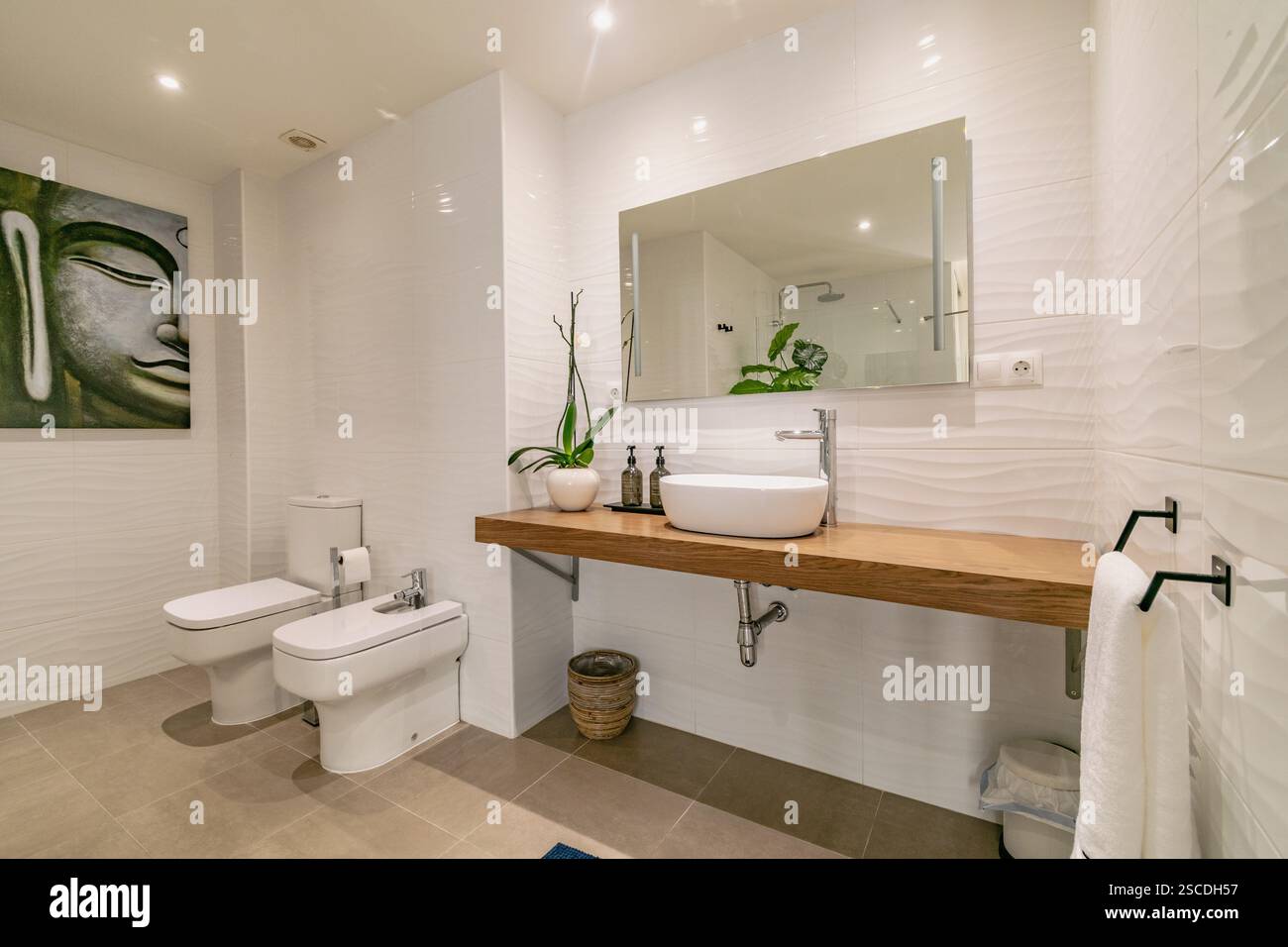 un'immagine di un bagno per gli ospiti recentemente rinnovato in un lussuoso complesso immobiliare di appartamenti mediterranei Foto Stock