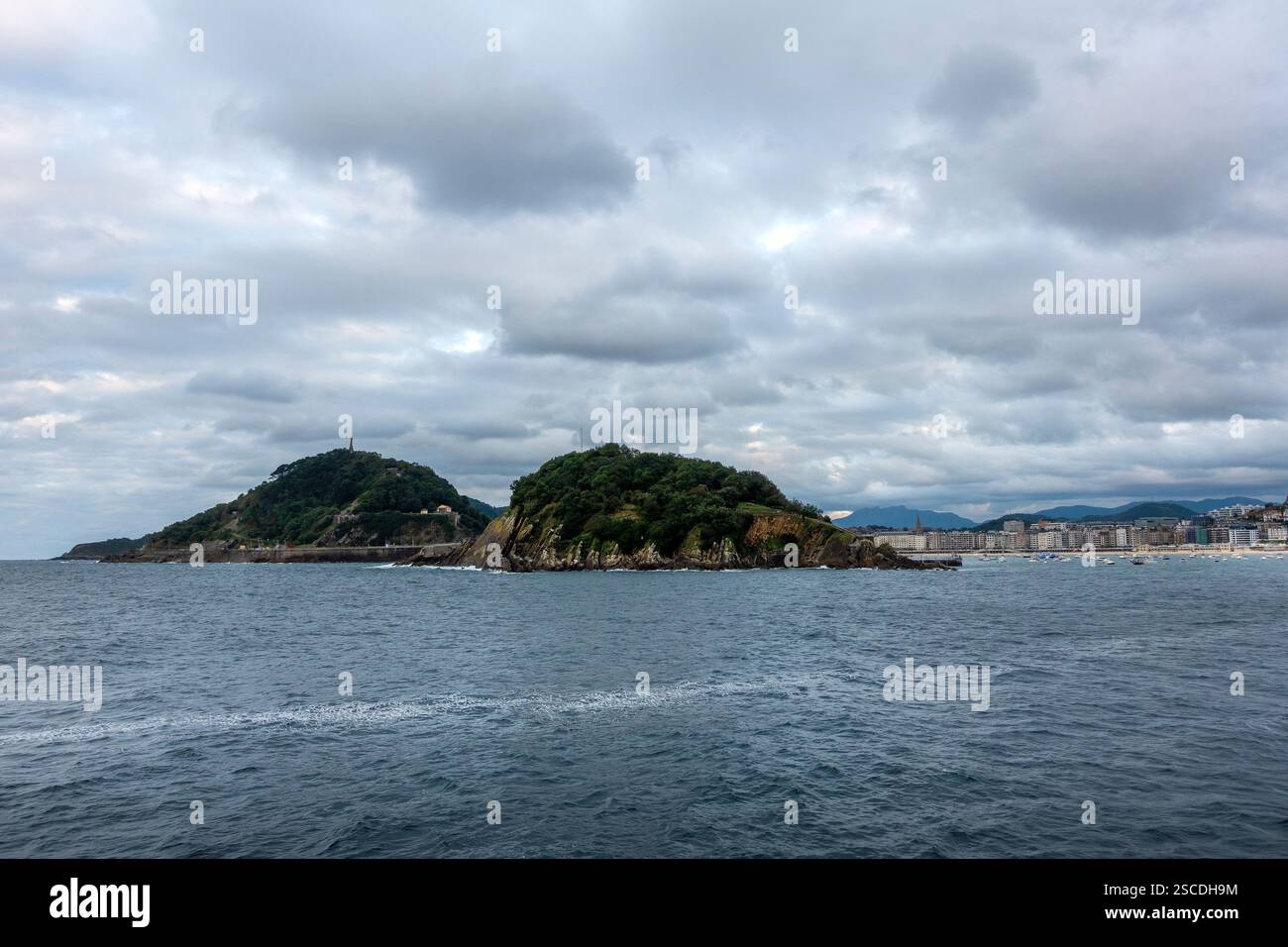Vista sul mare verso l'isola di Santa Clara a San Sebastian, Paesi Baschi, Spagna Foto Stock