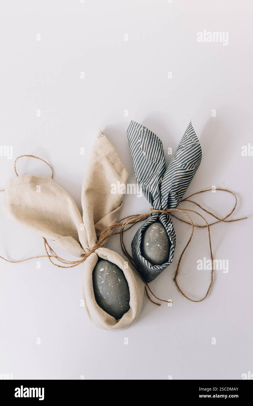 Uovo di Pasqua su sfondo bianco. Biglietto d'auguri, festa di mockup e concetto di buona Pasqua. Foto Stock