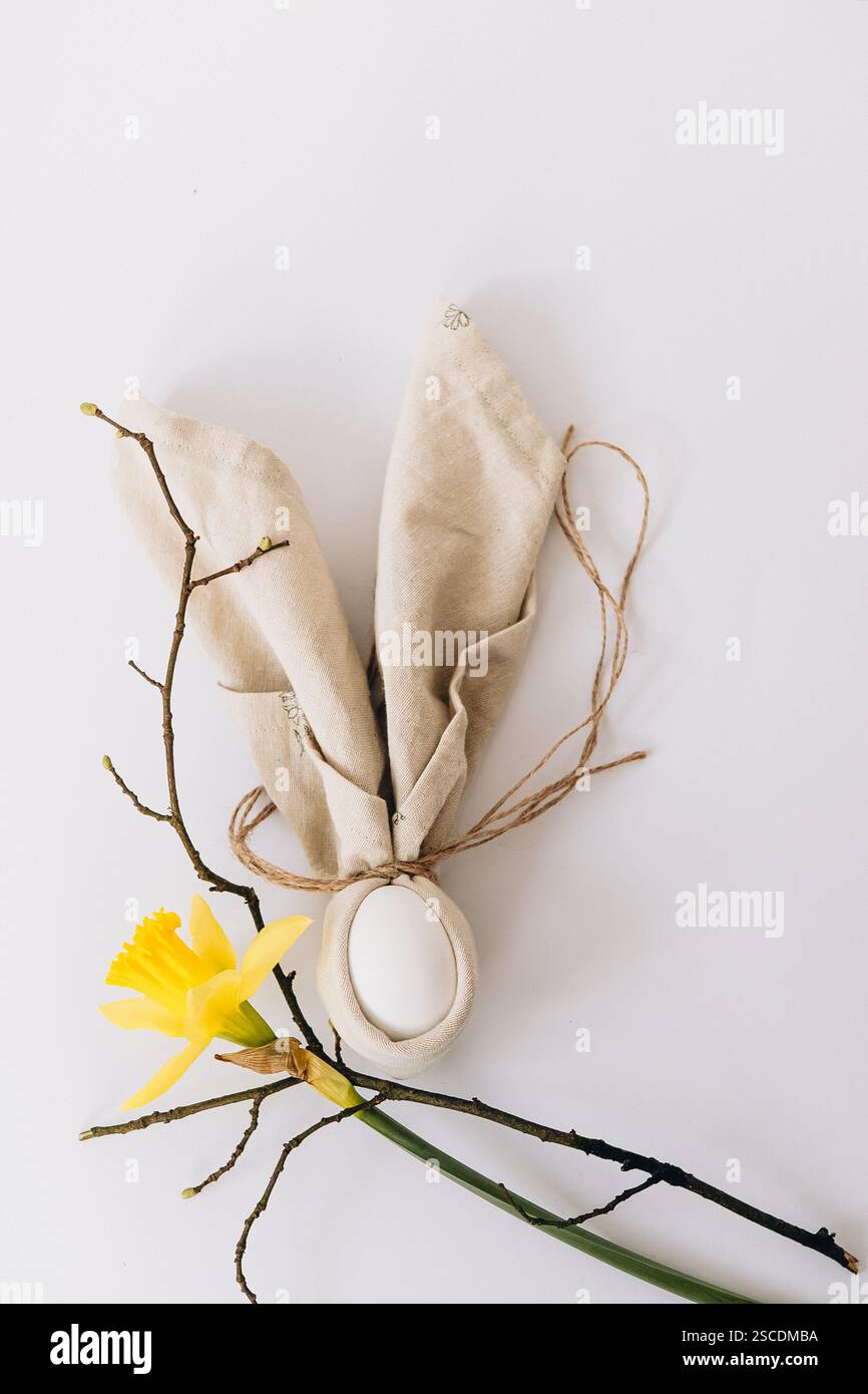 Uovo di Pasqua su sfondo bianco. Biglietto d'auguri, festa di mockup e concetto di buona Pasqua. Foto Stock