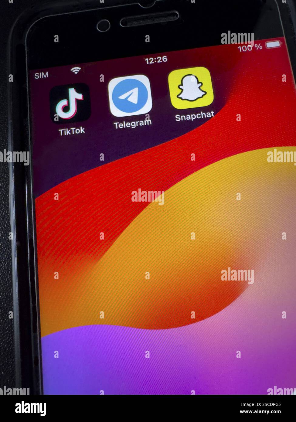 Simboli delle app dei programmi di chat servizio di messaggistica istantanea gratuito dalla Cina TikTok sul messaggero centrale sinistro sviluppato in Russia Telegram sulla destra Foto Stock