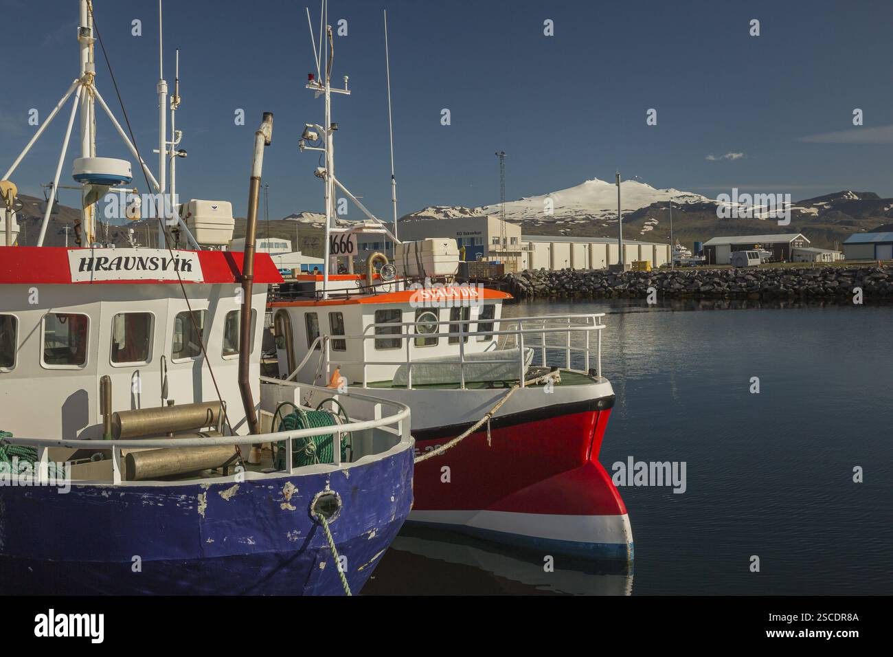 Barche nel porto del villaggio Rif sulla penisola di Snaefellsnes, W Islanda Foto Stock