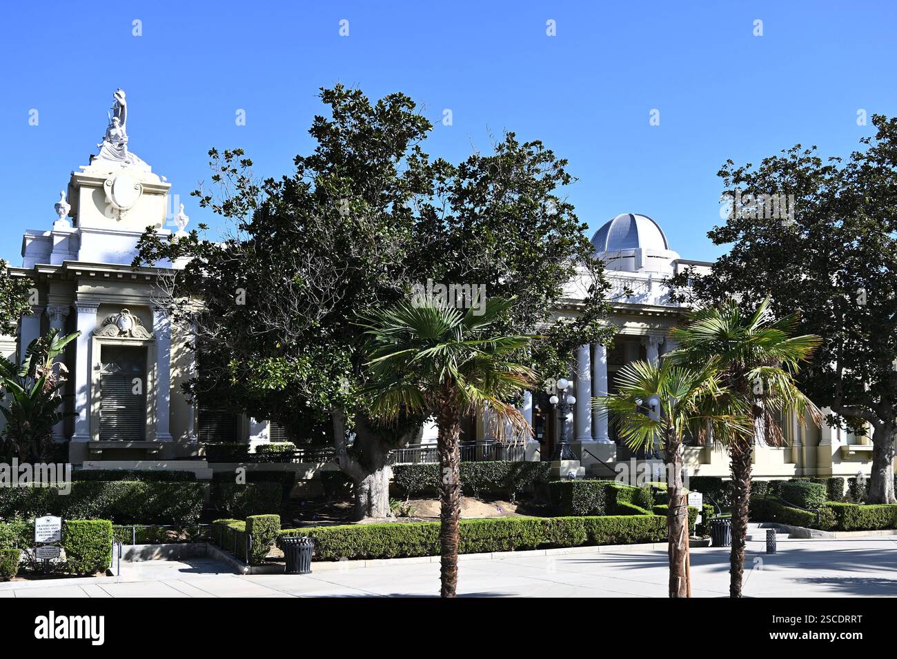 RIVERSIDE, CALIFORNIA - 2 febbraio 2025: Il tribunale della contea di Riverside visto dalla John Gabbert Judicial Plaza. Foto Stock