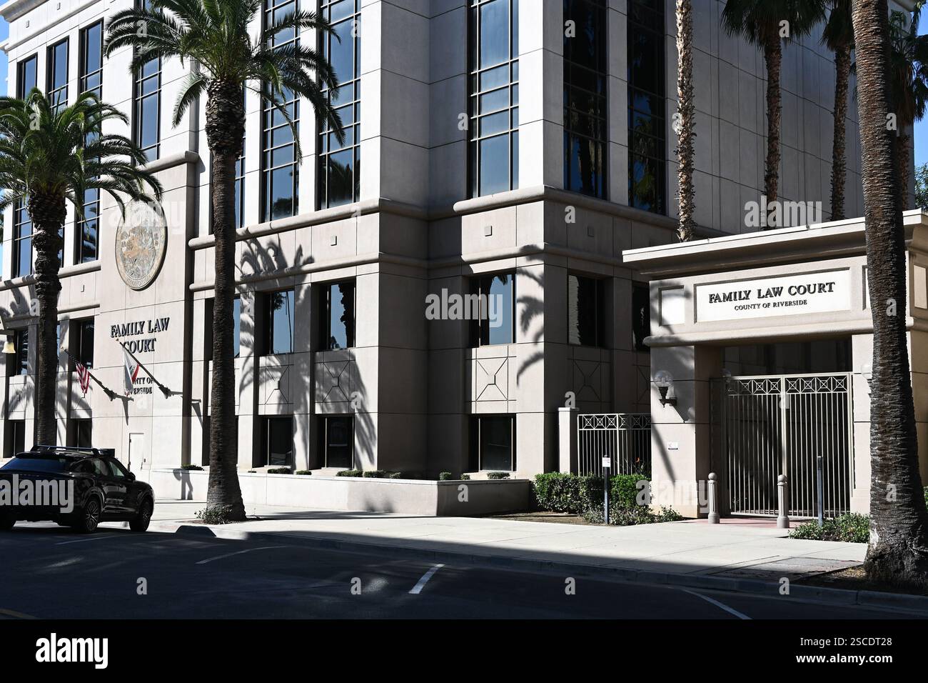 RIVERSIDE, CALIFORNIA - 2 febbraio 2025: Il Family Law Court Building nel centro di Riverside. Foto Stock