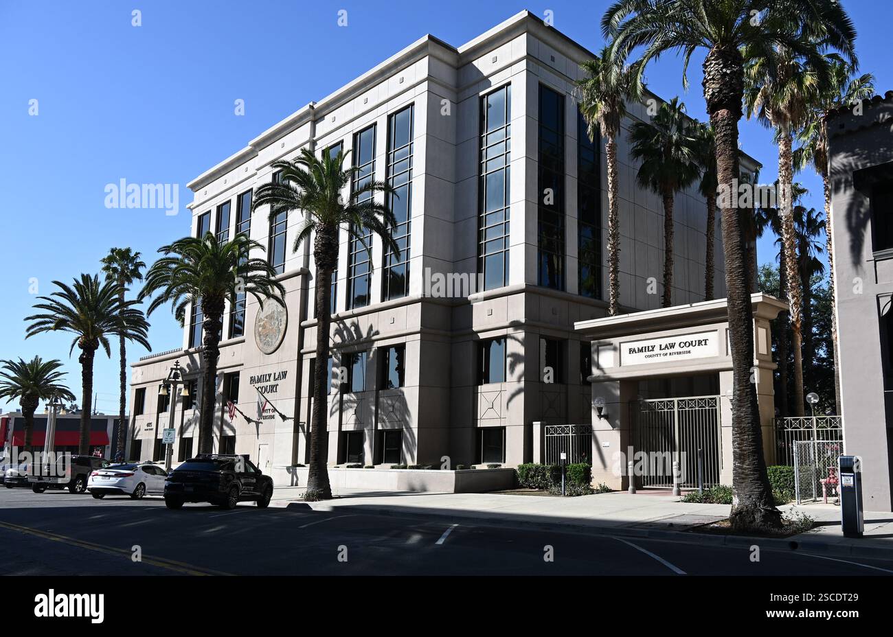 RIVERSIDE, CALIFORNIA - 2 febbraio 2025: Il Family Law Court Building nel centro di Riverside. Foto Stock