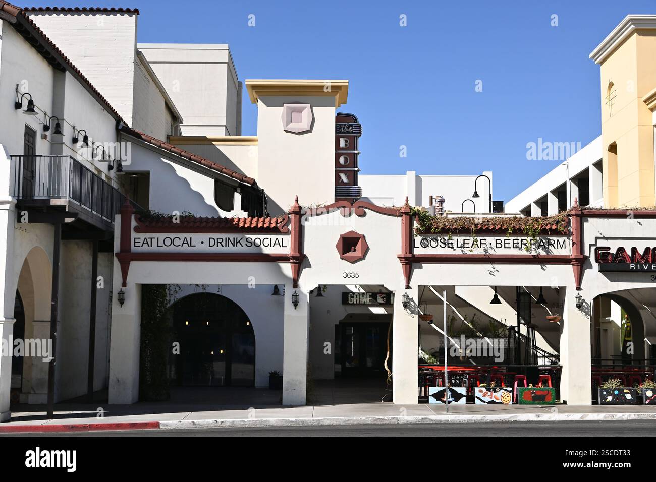 RIVERSIDE, CALIFORNIA - 2 febbraio 2025: The Riverside Food Lab e The Box al Fox Performing Arts Center. Foto Stock