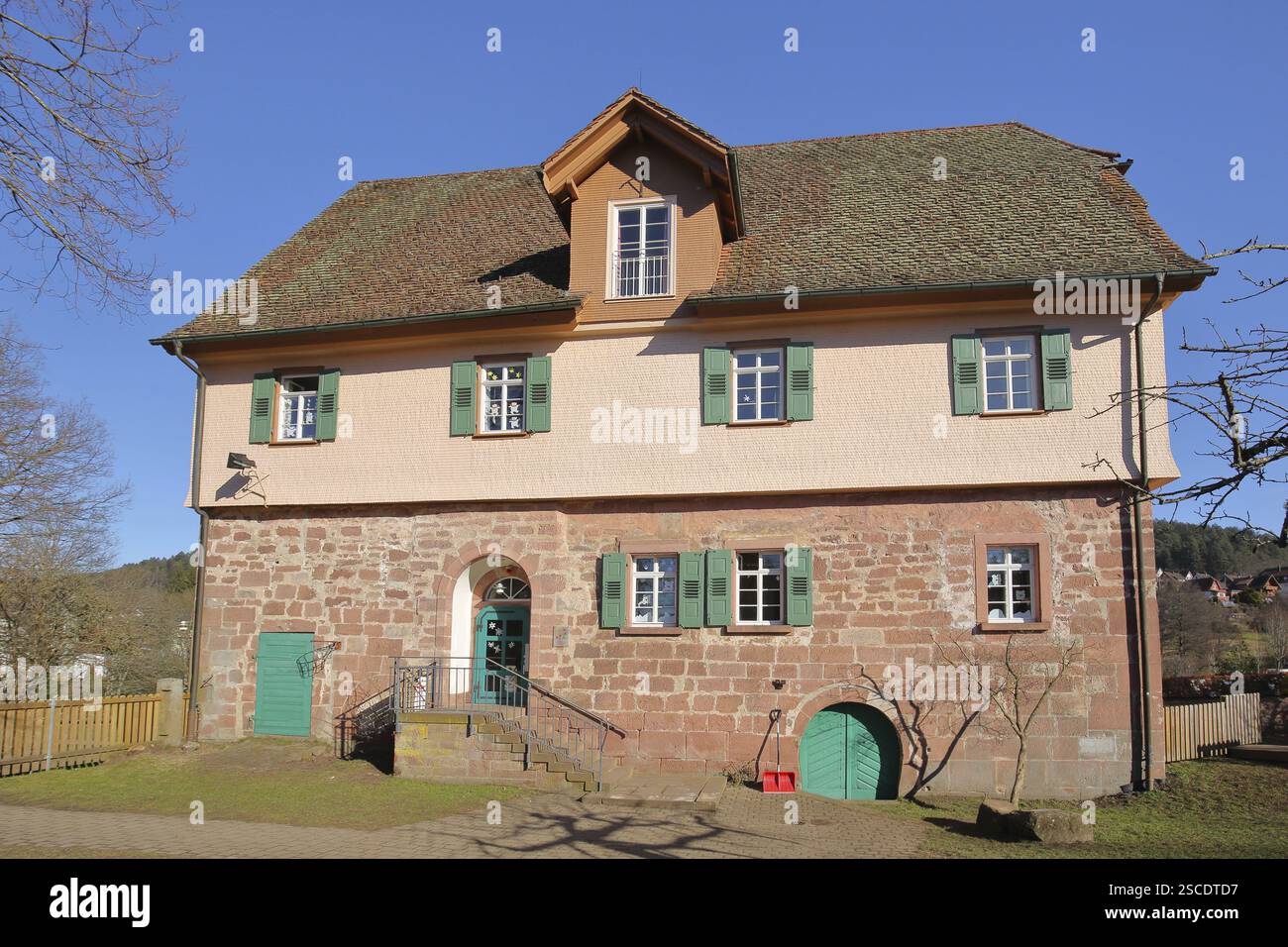 Edificio storico costruito nel 1300, oggi asilo, monastero di Reichenbach, Klosterreichenbach, Baiersbronn, Foresta Nera settentrionale, Foresta Nera Foto Stock