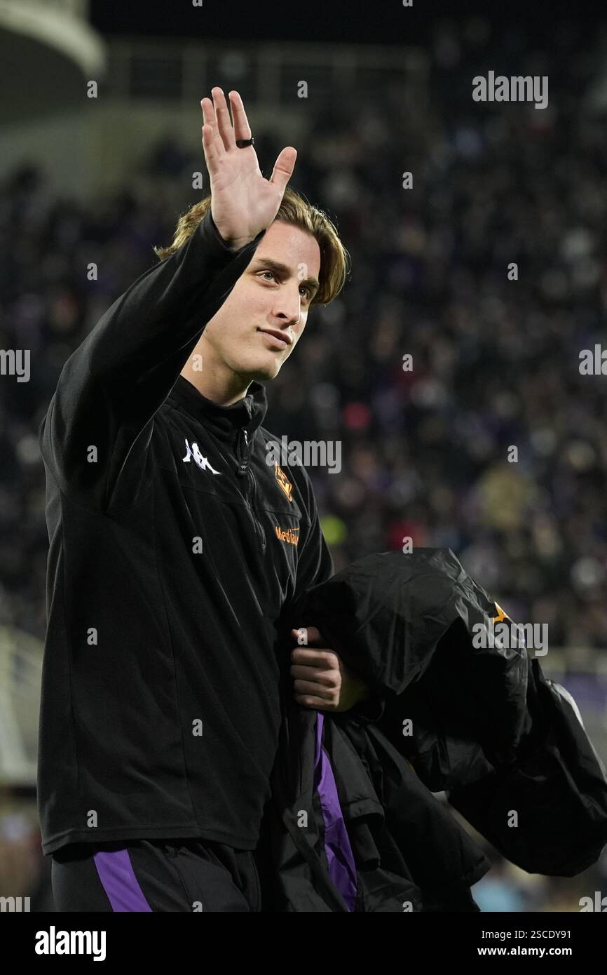Firenze, Italia. 6 febbraio 2025. FiorentinaÕs Edoardo Bove saluta i tifosi durante la partita di serie A Enilive 2024/2025 tra Fiorentina e Inter - serie A Enilive allo Stadio Artemio Franchi - Sport, calcio - Firenze, Italia - giovedì 6 febbraio 2025 (foto di massimo Paolone/LaPresse) credito: LaPresse/Alamy Live News Foto Stock