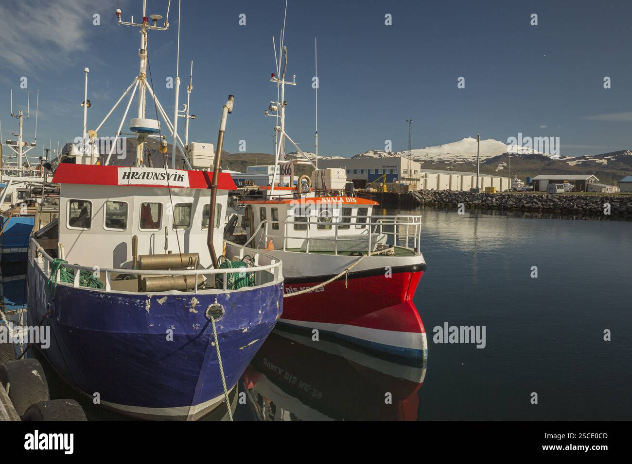 Barche nel porto del villaggio Rif sulla penisola di Snaefellsnes, W Islanda Foto Stock
