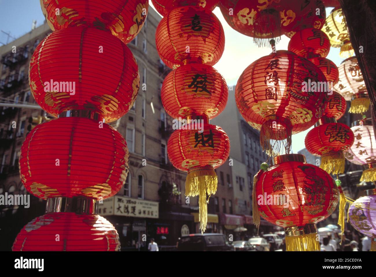 Lanterne rosse di fronte a un ristorante cinese a China Town, New York, Stati Uniti, Nord America Foto Stock