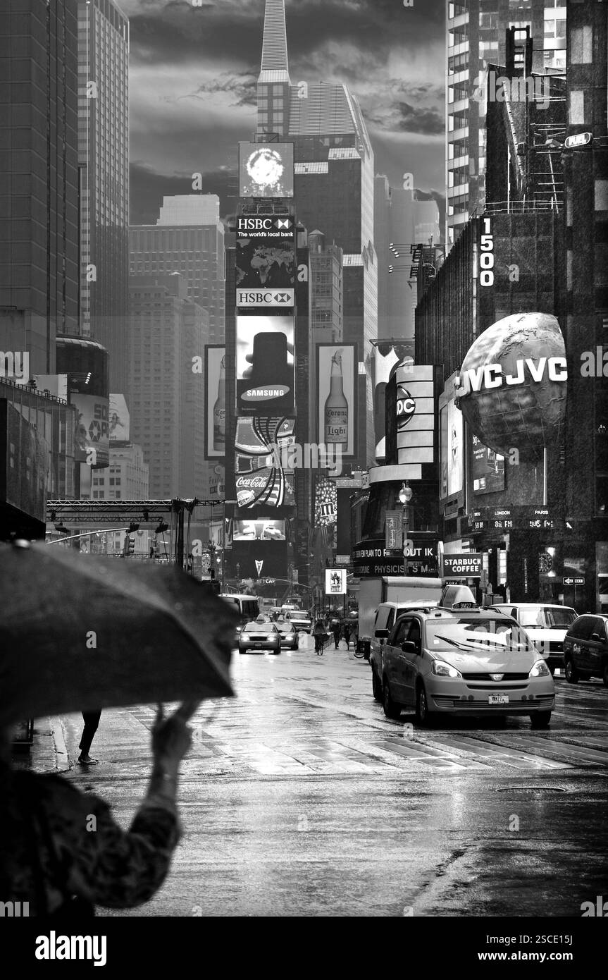 Evening Times Sqaure con pubblicità illuminata sotto la pioggia, New York City, USA, Nord America Foto Stock