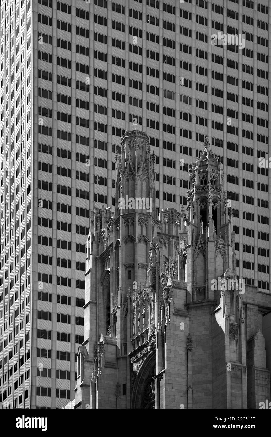 Cattedrale di San Patrizio di fronte alla facciata di un grattacielo, New York City, USA, Nord America Foto Stock