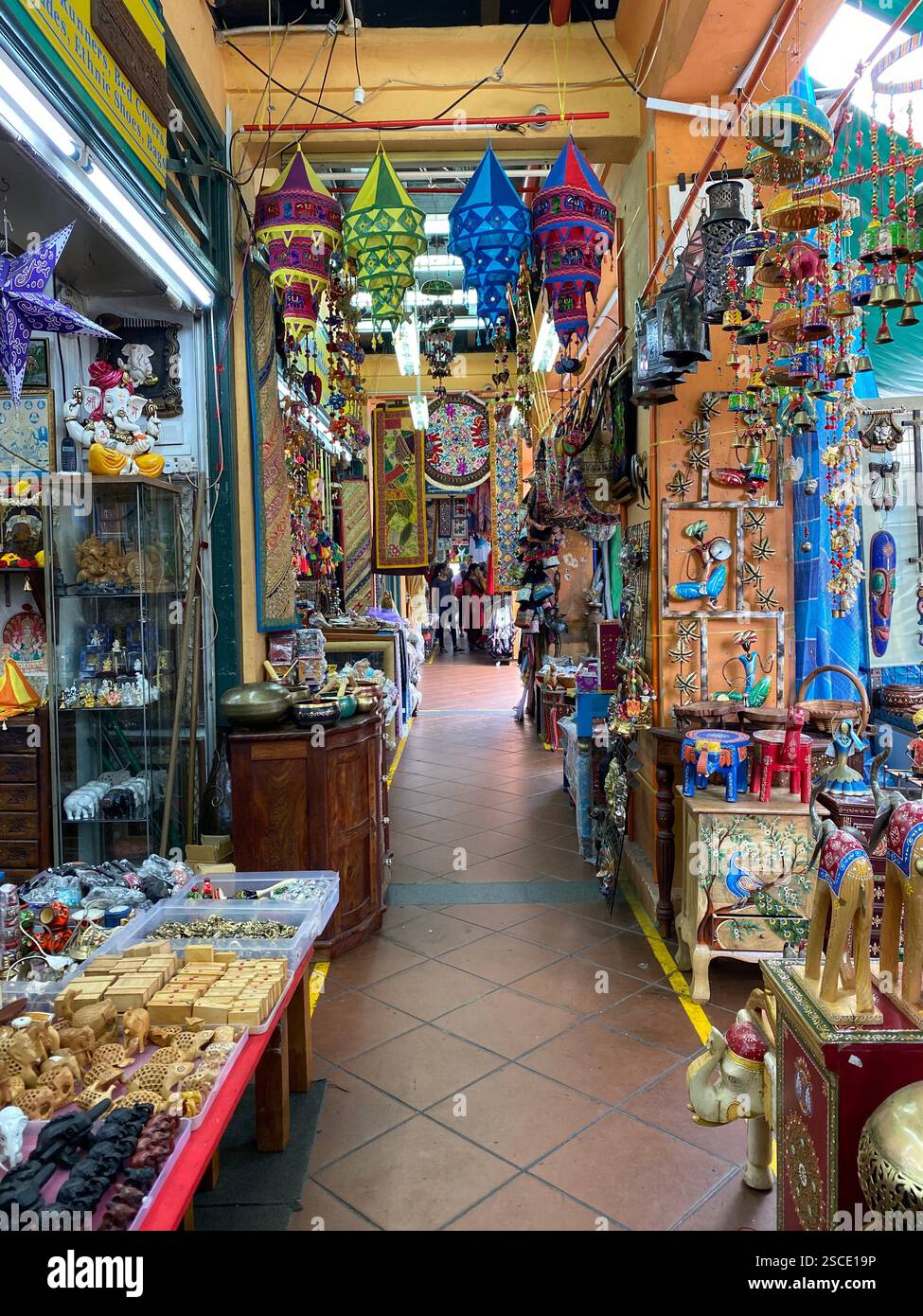 Un negozio colorato in Serangoon Road, Singapore, animato da una gamma di oggetti decorativi e beni culturali Foto Stock